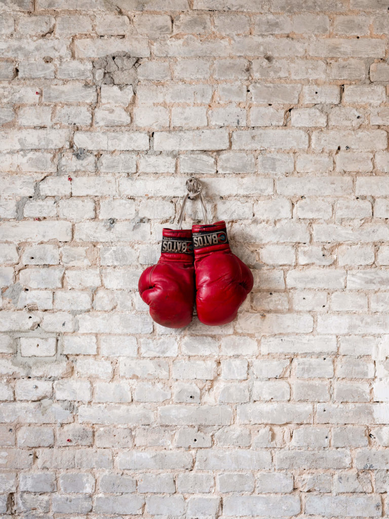 Boxhandschuhe hängen in den Räumen von Ruths Berlin